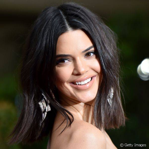 Kendall Jenner também preferiu um look de maquiagem nude e acabamento vinílico para os lábios para sua aparição no evento (Foto: Getty Images)